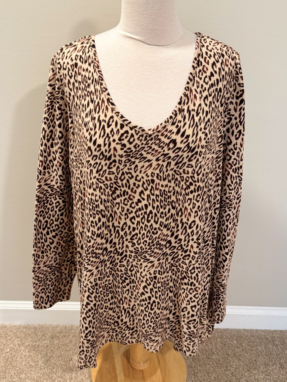 Wonderly Plus 1X Tunic Sweater Leopard V-Neck Soft Stretch Knit Top Sharkbite
